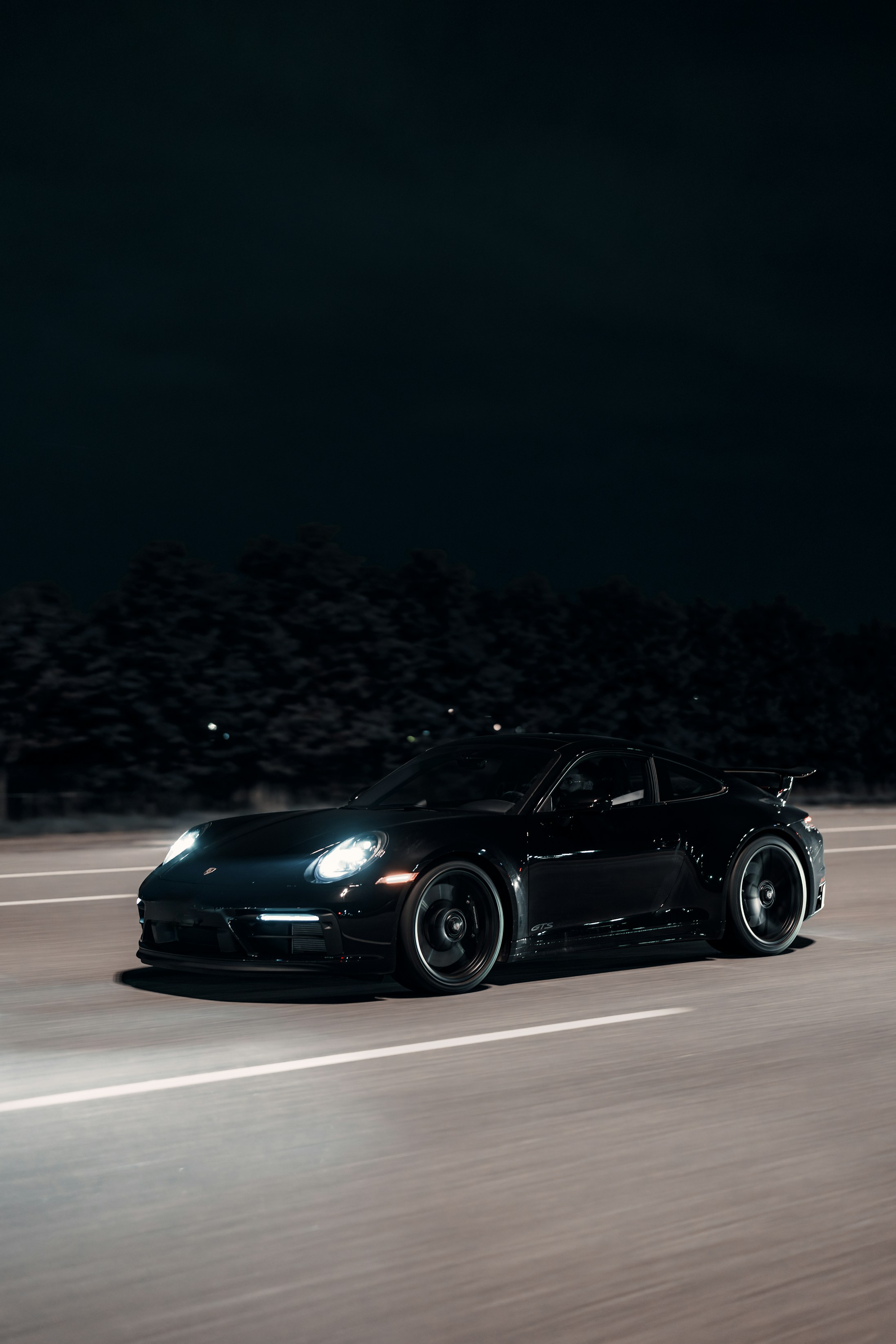 Gece yolunda siyah Porsche 911
